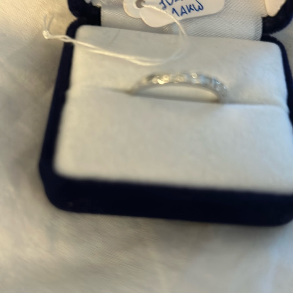 Women’s diamonds and white gold ring